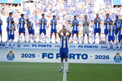 المهمة الثالثة بعد برشلونة.. بورتو يعلن رسميا التعاقد مع دي يونج